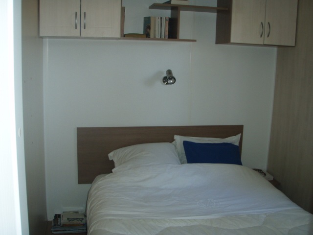location Mobil Home particulier Toison d'Or a Ramatuelle
               plage Pampelonne Saint-Tropez: chambre lit double