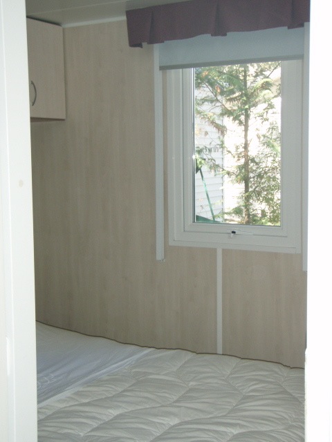location Mobil Home particulier Toison d'Or a Ramatuelle
               plage Pampelonne Saint-Tropez: fenetre chambre