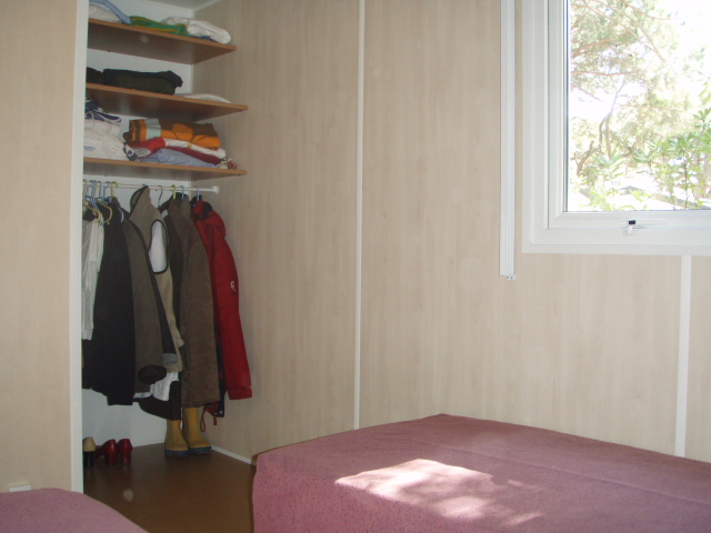 location Mobil Home particulier Toison d'Or a Ramatuelle
               plage Pampelonne Saint-Tropez: dressing