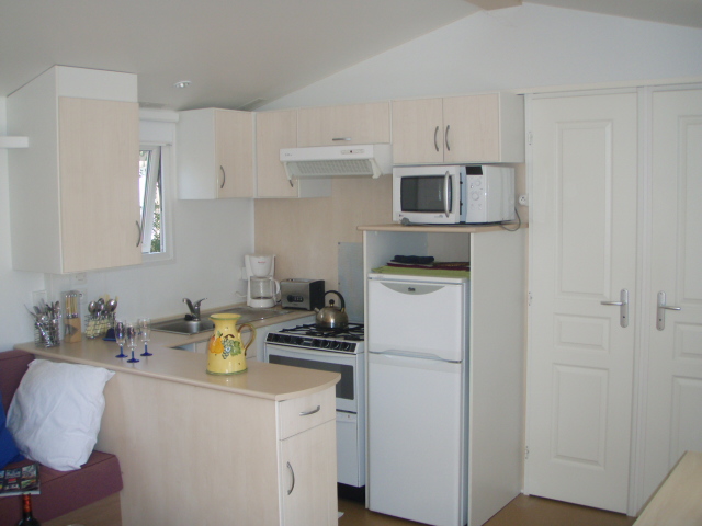 location Mobil Home particulier Toison d'Or a Ramatuelle
               plage Pampelonne Saint-Tropez: cuisine