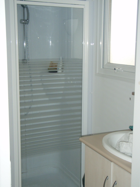 location Mobil Home particulier Toison d'Or a Ramatuelle
               plage Pampelonne Saint-Tropez: douche
