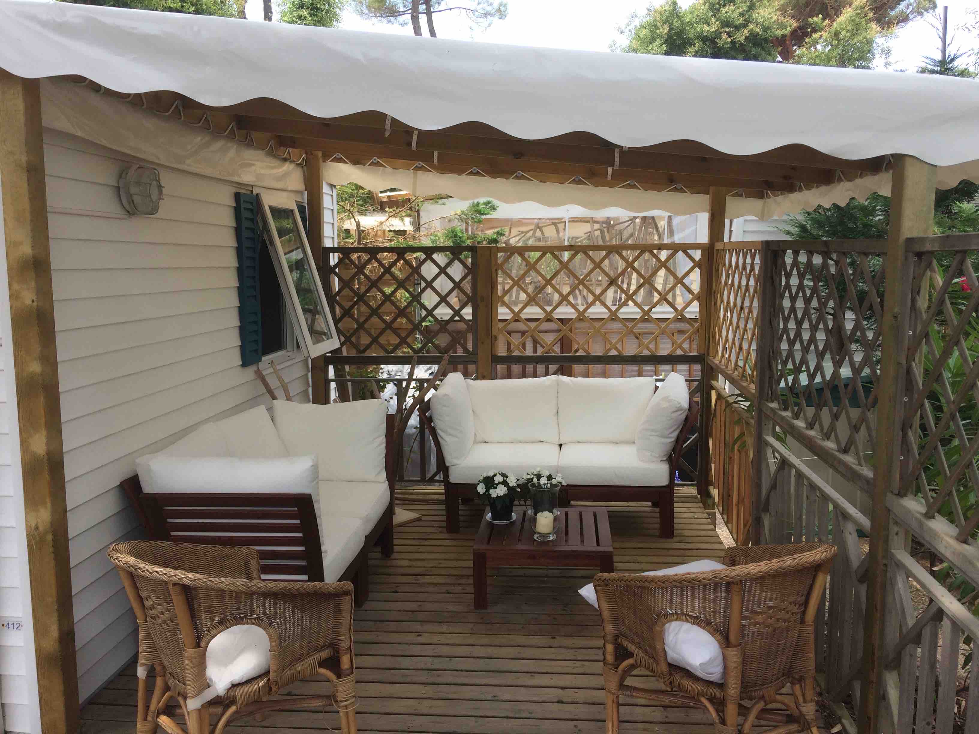 location Mobil Home particulier Toison d'Or a Ramatuelle
               Saint Tropez: salon de jardin