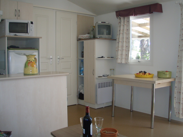 location Mobil Home particulier Toison d'Or a Ramatuelle
               plage Pampelonne Saint-Tropez: table